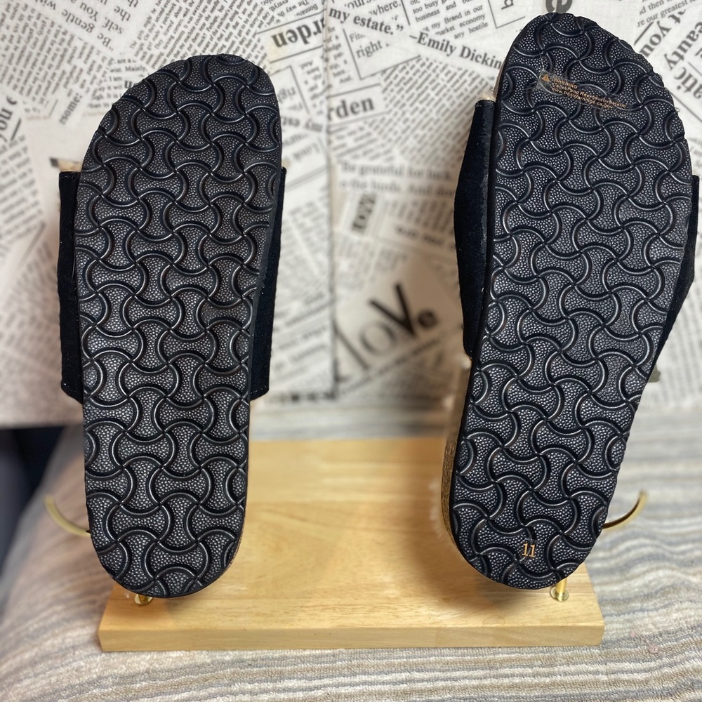 NWOT Alexis Bendel Black with Tan Interior Soft & Furry Flat Sandals in Size 11 - Picture 2 of 5